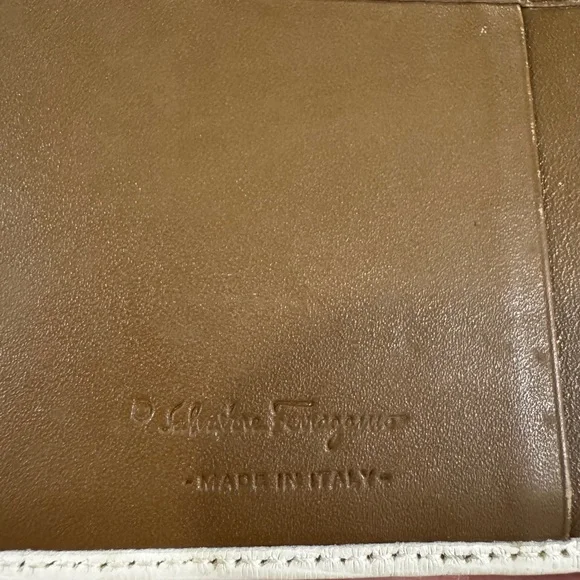 Salvatore Ferragamo Ivory Leather Cardholder – Made in Italy - Picture 5 of 6